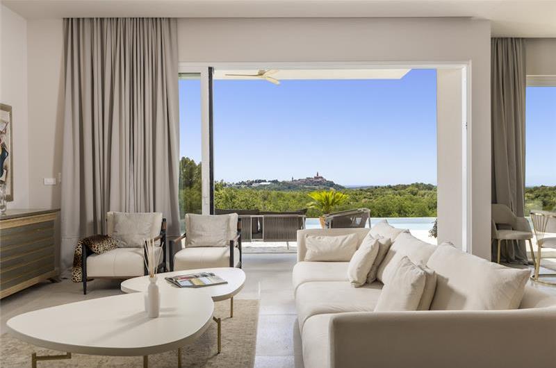 Luxury 4-Bedroom Villa with generous sized Infinity Pool near Buje, Istria. Sleeps 8