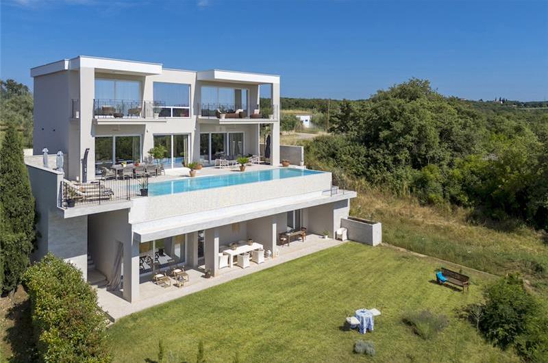 Luxury 4-Bedroom Villa with generous sized Infinity Pool near Buje, Istria. Sleeps 8