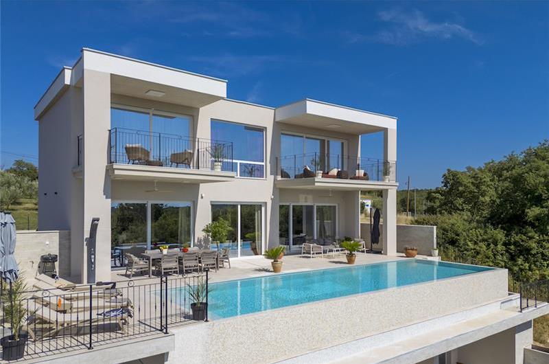 Luxury 4-Bedroom Villa with generous sized Infinity Pool near Buje, Istria. Sleeps 8