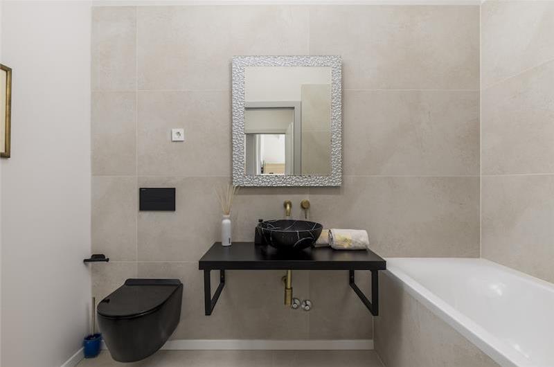 Luxury 4-Bedroom Villa with generous sized Infinity Pool near Buje, Istria. Sleeps 8