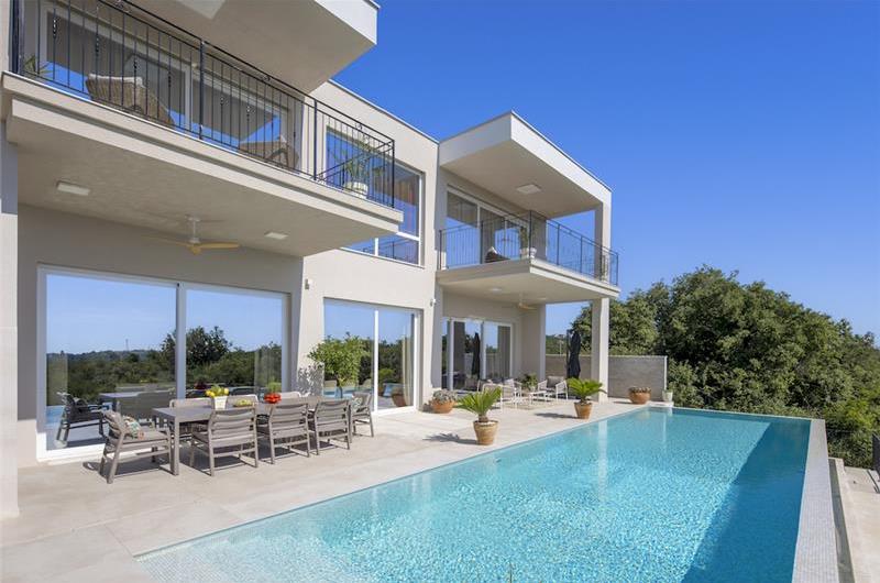 Luxury 4-Bedroom Villa with generous sized Infinity Pool near Buje, Istria. Sleeps 8