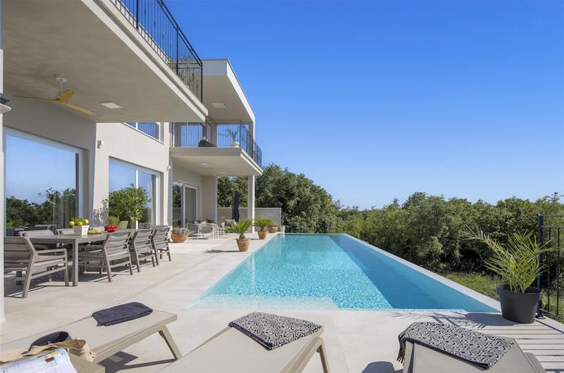 Luxury 4-Bedroom Villa with generous sized Infinity Pool near Buje, Istria. Sleeps 8
