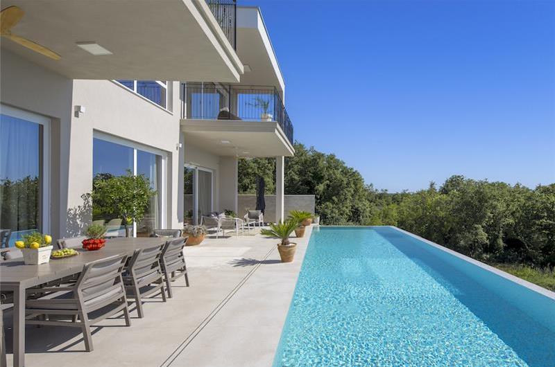 Luxury 4-Bedroom Villa with generous sized Infinity Pool near Buje, Istria. Sleeps 8