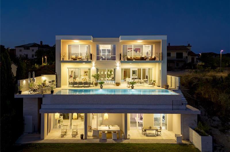 Luxury 4-Bedroom Villa with generous sized Infinity Pool near Buje, Istria. Sleeps 8