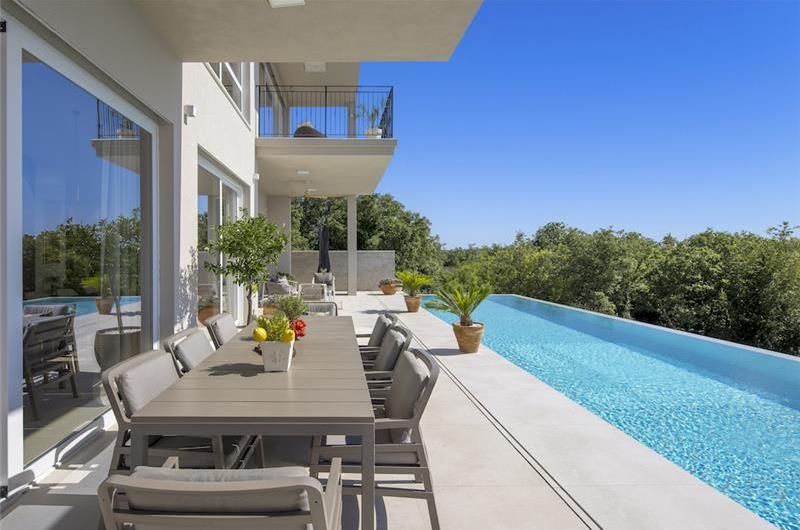 Luxury 4-Bedroom Villa with generous sized Infinity Pool near Buje, Istria. Sleeps 8