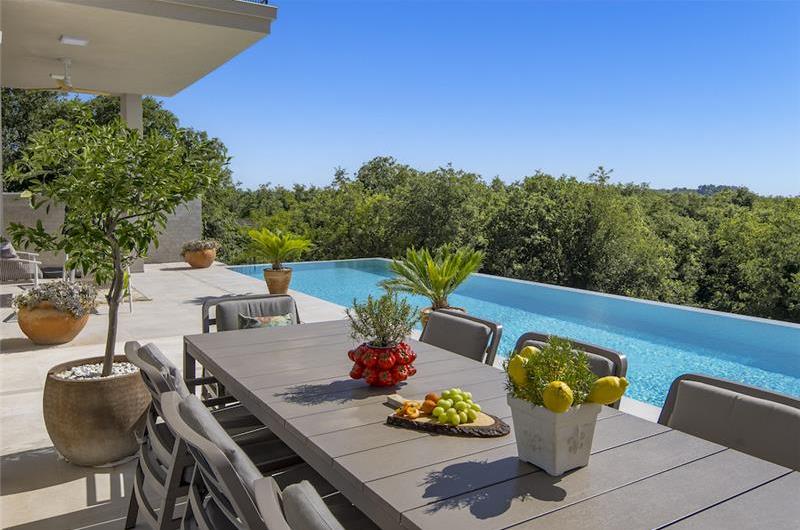 Luxury 4-Bedroom Villa with generous sized Infinity Pool near Buje, Istria. Sleeps 8