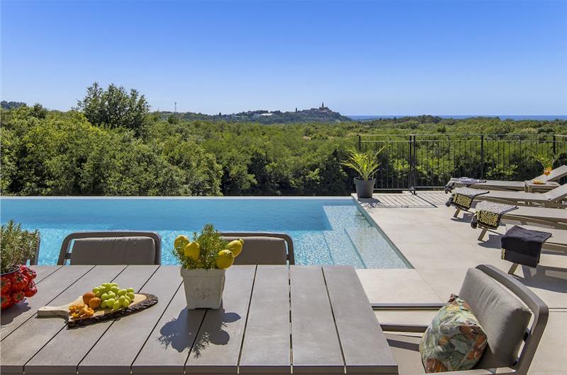 Luxury 4-Bedroom Villa with generous sized Infinity Pool near Buje, Istria. Sleeps 8
