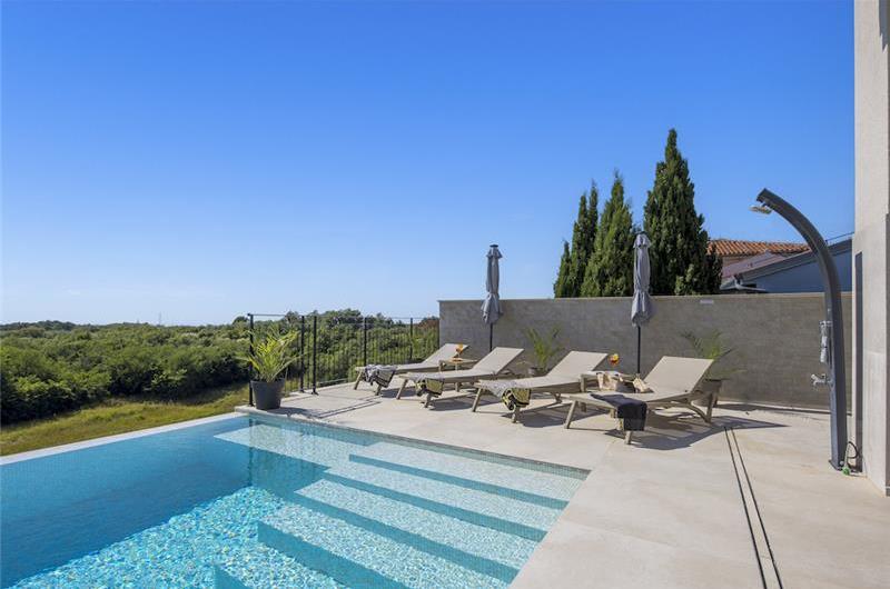 Luxury 4-Bedroom Villa with generous sized Infinity Pool near Buje, Istria. Sleeps 8