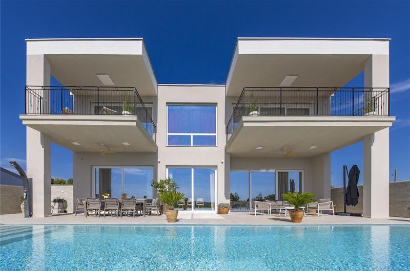 Luxury 4-Bedroom Villa with generous sized Infinity Pool near Buje, Istria. Sleeps 8