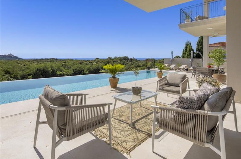 Luxury 4-Bedroom Villa with generous sized Infinity Pool near Buje, Istria. Sleeps 8