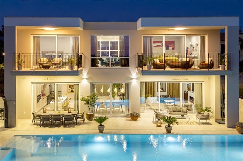 Luxury 4-Bedroom Villa with generous sized Infinity Pool near Buje, Istria. Sleeps 8