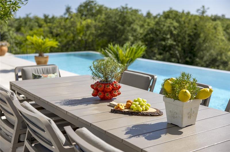 Luxury 4-Bedroom Villa with generous sized Infinity Pool near Buje, Istria. Sleeps 8