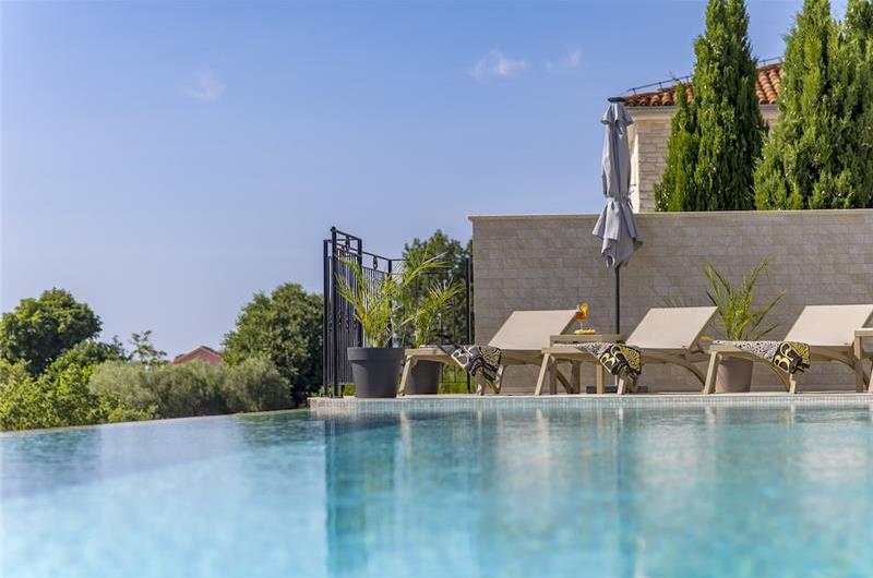 Luxury 4-Bedroom Villa with generous sized Infinity Pool near Buje, Istria. Sleeps 8