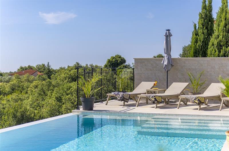 Luxury 4-Bedroom Villa with generous sized Infinity Pool near Buje, Istria. Sleeps 8