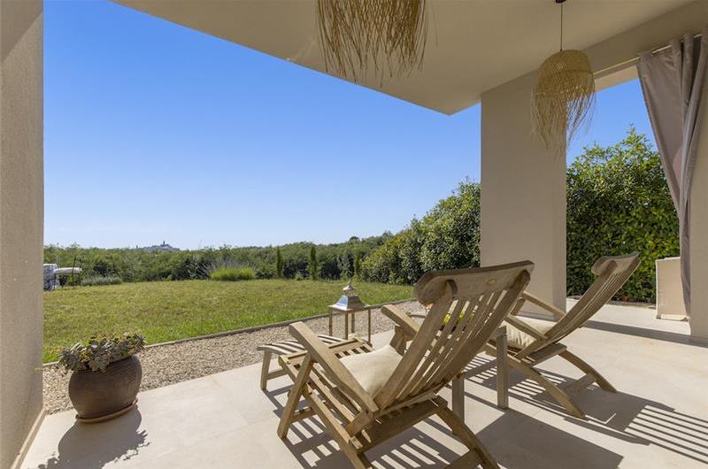 Luxury 4-Bedroom Villa with generous sized Infinity Pool near Buje, Istria. Sleeps 8