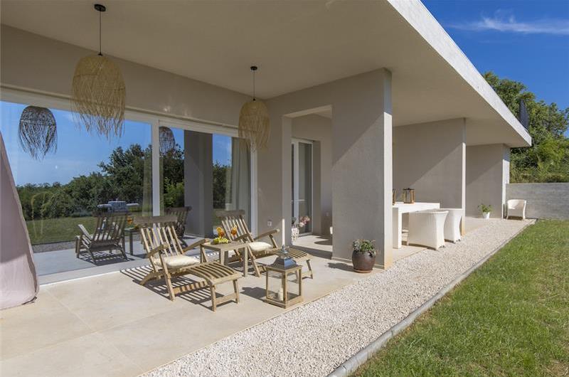 Luxury 4-Bedroom Villa with generous sized Infinity Pool near Buje, Istria. Sleeps 8