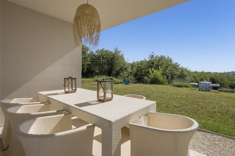 Luxury 4-Bedroom Villa with generous sized Infinity Pool near Buje, Istria. Sleeps 8