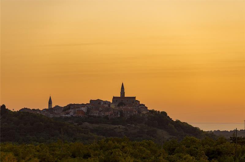Luxury 4-Bedroom Villa with generous sized Infinity Pool near Buje, Istria. Sleeps 8