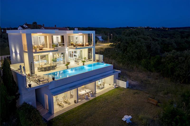 Luxury 4-Bedroom Villa with generous sized Infinity Pool near Buje, Istria. Sleeps 8