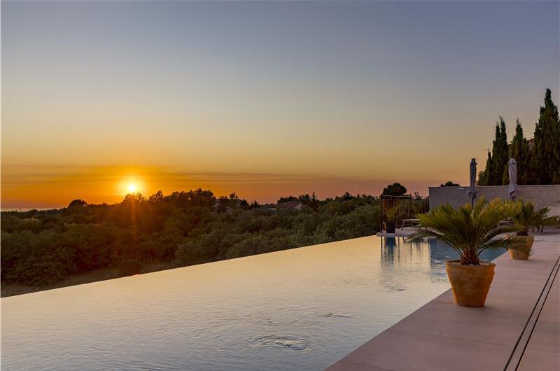 Luxury 4-Bedroom Villa with generous sized Infinity Pool near Buje, Istria. Sleeps 8