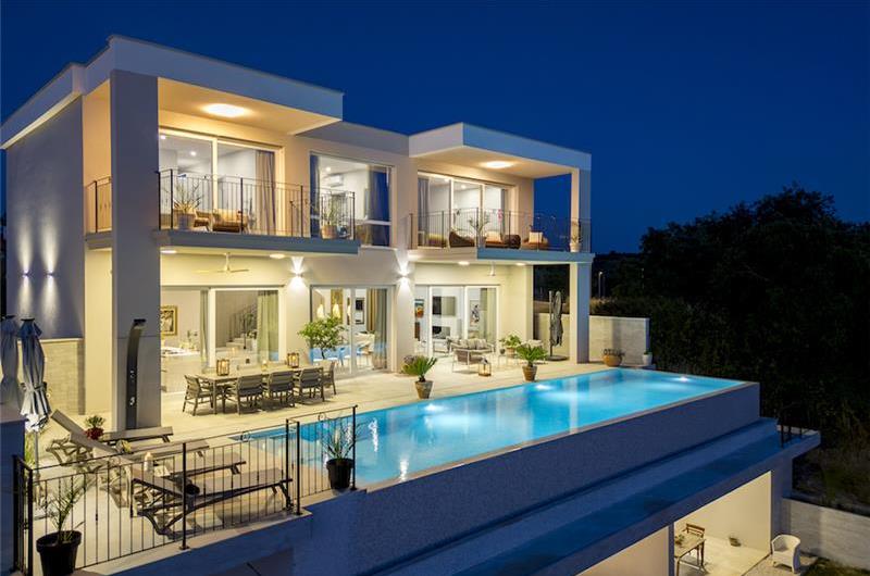 Luxury 4-Bedroom Villa with generous sized Infinity Pool near Buje, Istria. Sleeps 8