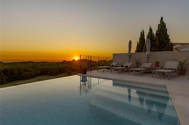 Luxury 4-Bedroom Villa with generous sized Infinity Pool near Buje, Istria. Sleeps 8
