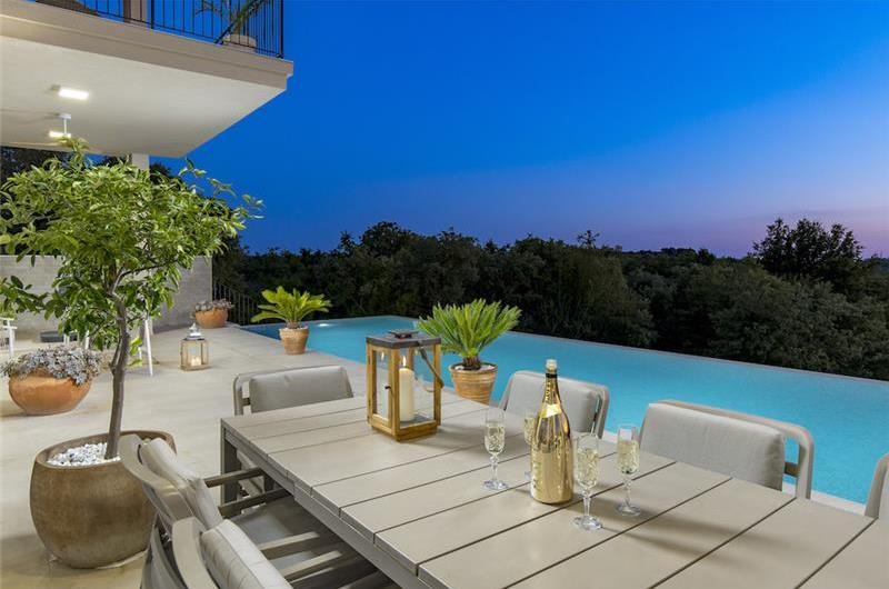 Luxury 4-Bedroom Villa with generous sized Infinity Pool near Buje, Istria. Sleeps 8