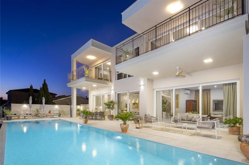 Luxury 4-Bedroom Villa with generous sized Infinity Pool near Buje, Istria. Sleeps 8