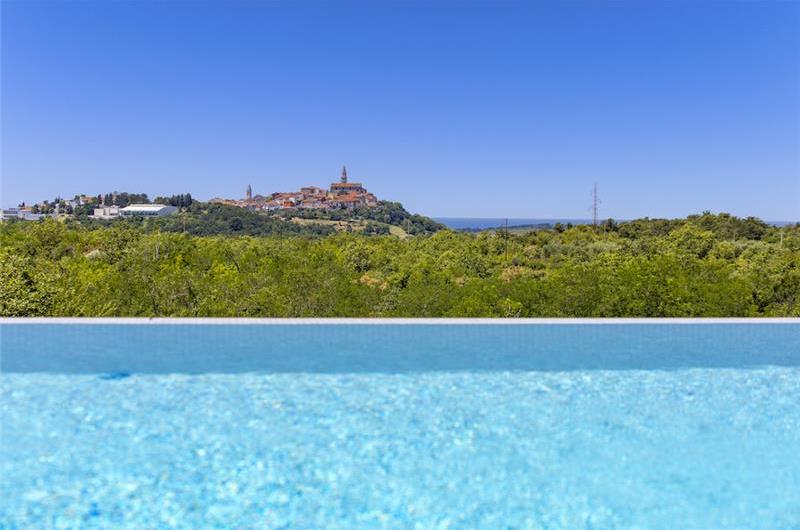 Luxury 4-Bedroom Villa with generous sized Infinity Pool near Buje, Istria. Sleeps 8