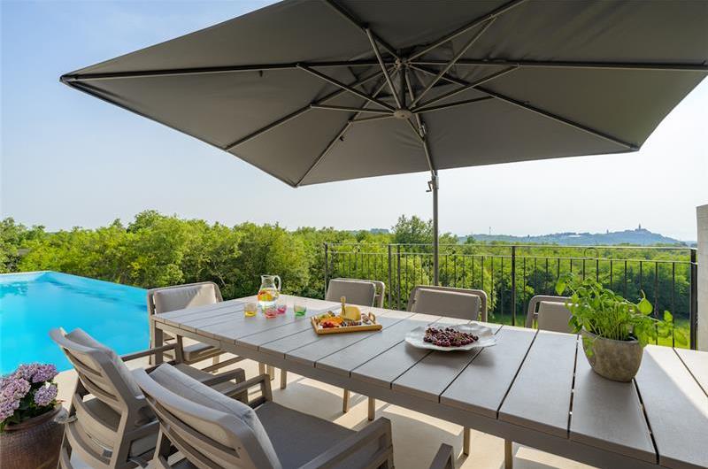 Luxury 4-Bedroom Villa with generous sized Infinity Pool near Buje, Istria. Sleeps 8