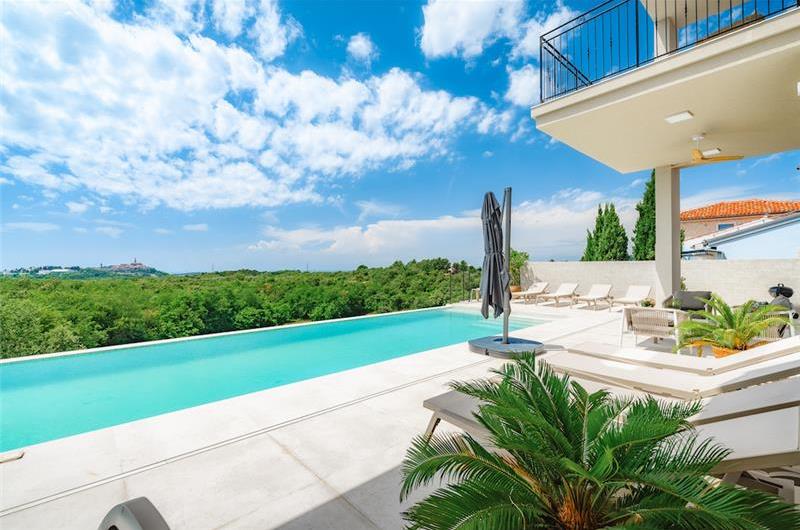 Luxury 4-Bedroom Villa with generous sized Infinity Pool near Buje, Istria. Sleeps 8