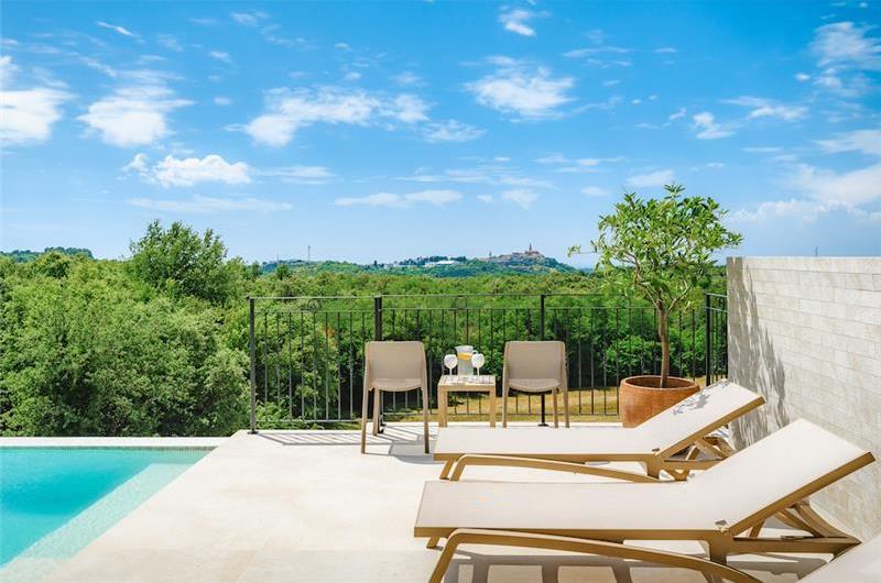 Luxury 4-Bedroom Villa with generous sized Infinity Pool near Buje, Istria. Sleeps 8