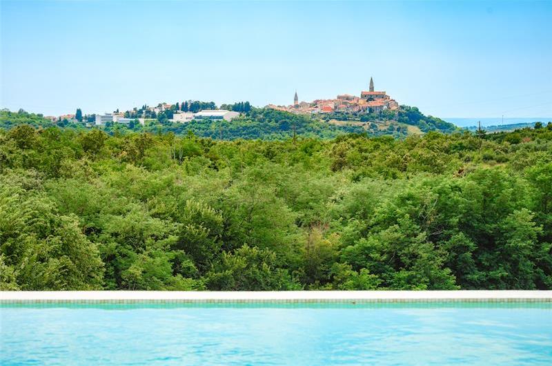 Luxury 4-Bedroom Villa with generous sized Infinity Pool near Buje, Istria. Sleeps 8