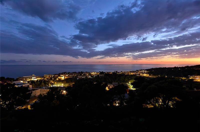 5-bedroom luxury villa with heated roof top infinity pool and stunning panoramic views of Dubrovnik City. Sleeps 10