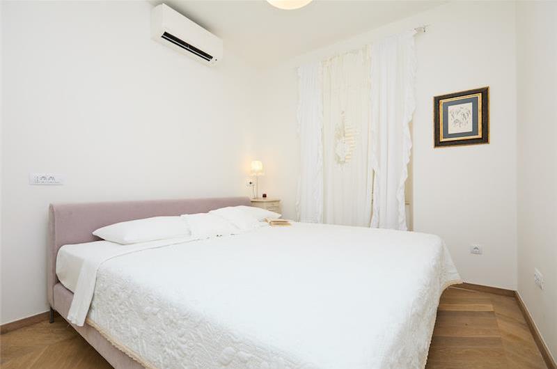 2-Bedroom Sea view Apartment with jacuzzi and Dubrovnik old town views, Sleeps 4