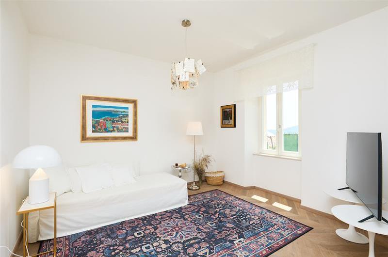 2-Bedroom Sea view Apartment with jacuzzi and Dubrovnik old town views, Sleeps 4