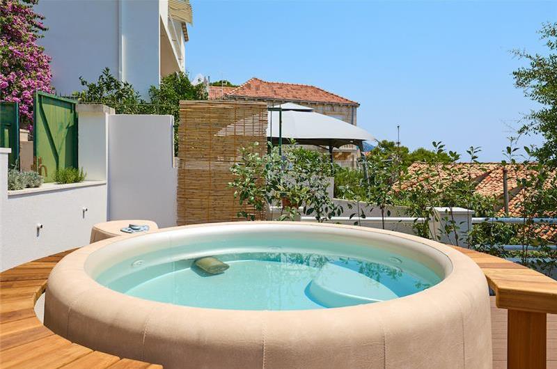 2-Bedroom Sea view Apartment with jacuzzi and Dubrovnik old town views, Sleeps 4