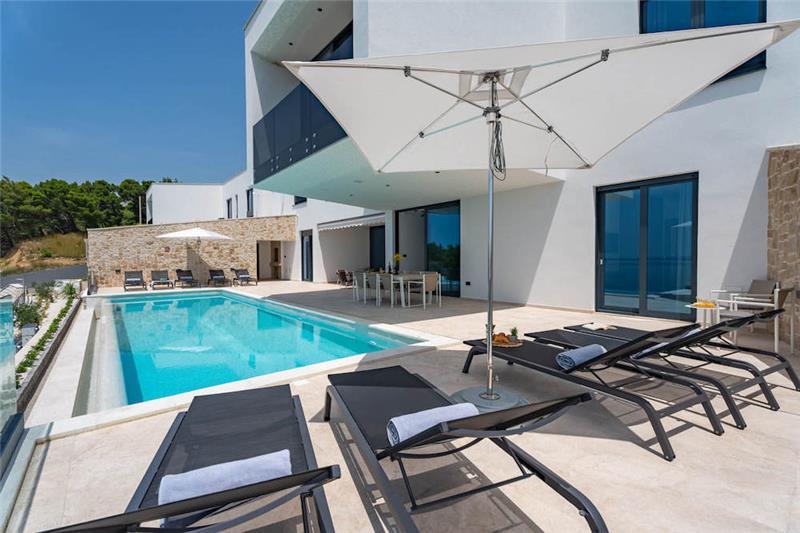 Sea-view villa in Omis, photograph 3