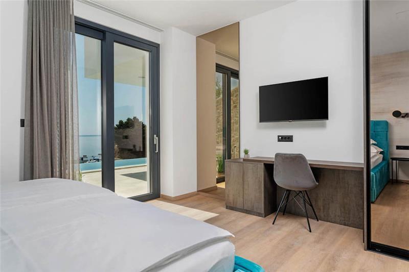 Sea-view villa in Omis, photograph 22