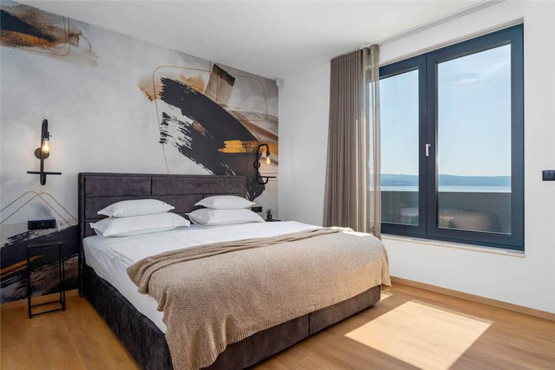 Sea-view villa in Omis, photograph 23