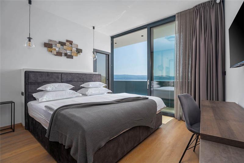 Sea-view villa in Omis, photograph 21