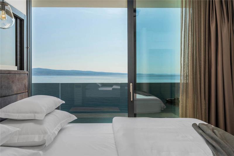 Sea-view villa in Omis, photograph 20