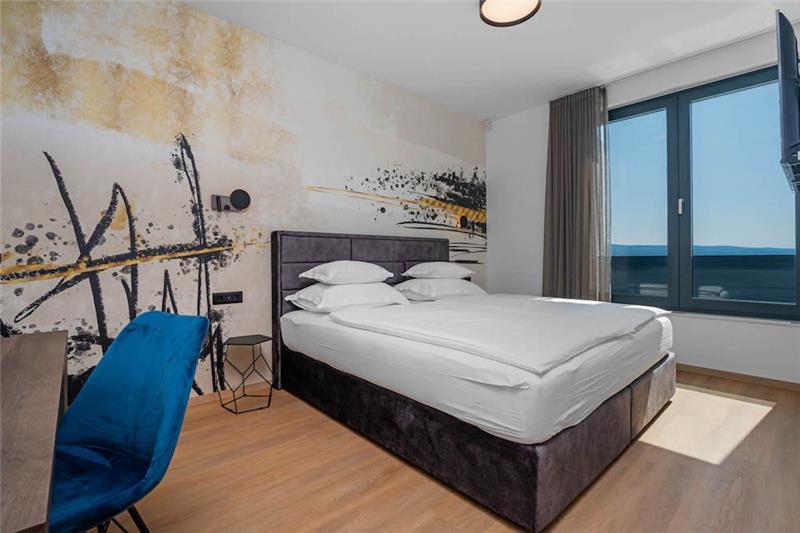 Sea-view villa in Omis, photograph 18