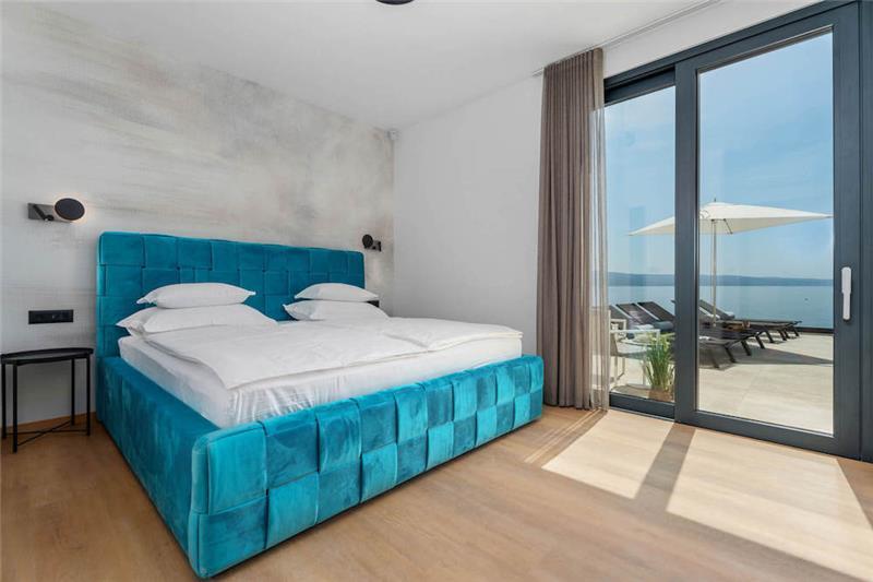 Sea-view villa in Omis, photograph 24