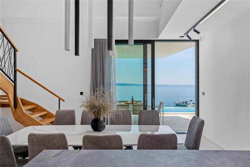 Sea-view villa in Omis, photograph 9
