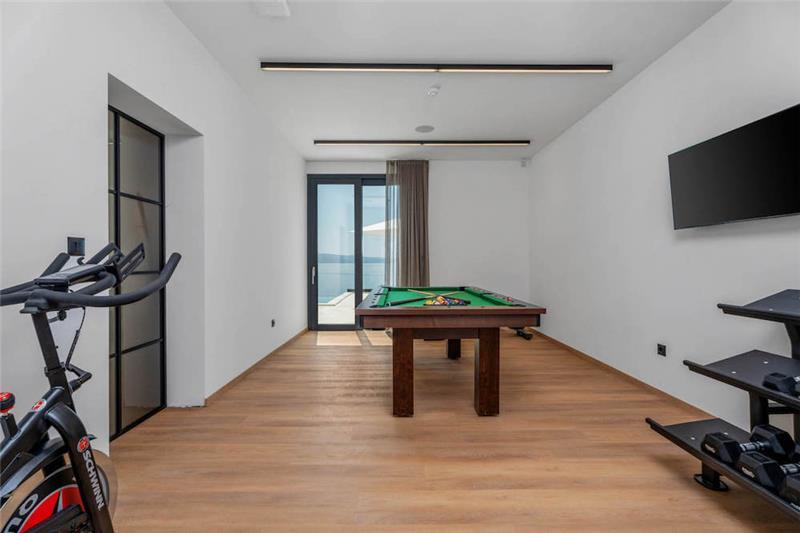 Sea-view villa in Omis, photograph 12