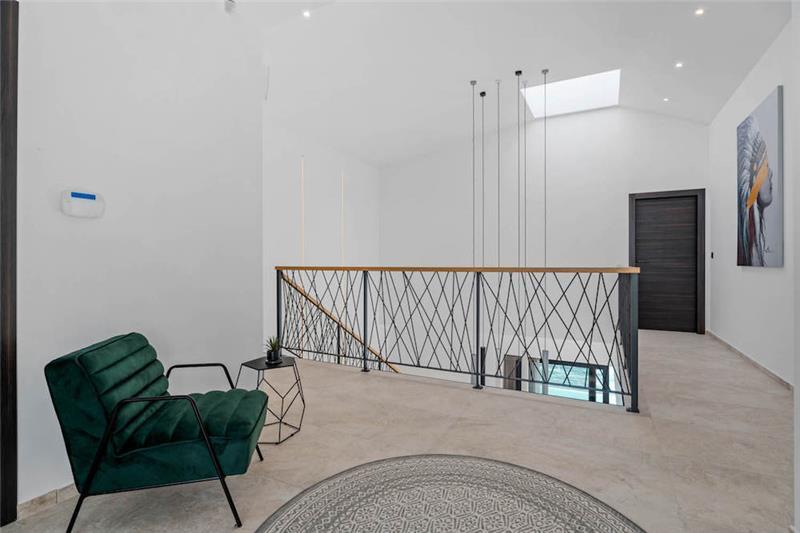 Sea-view villa in Omis, photograph 16