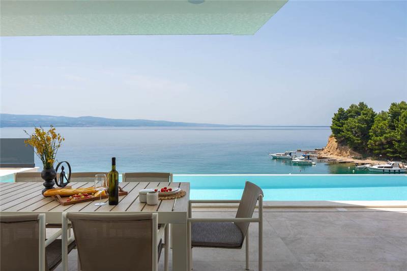 Sea-view villa in Omis, photograph 1