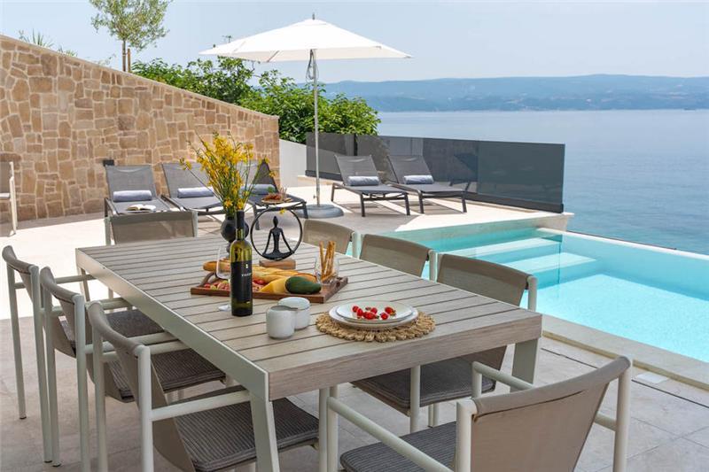 Sea-view villa in Omis, photograph 5