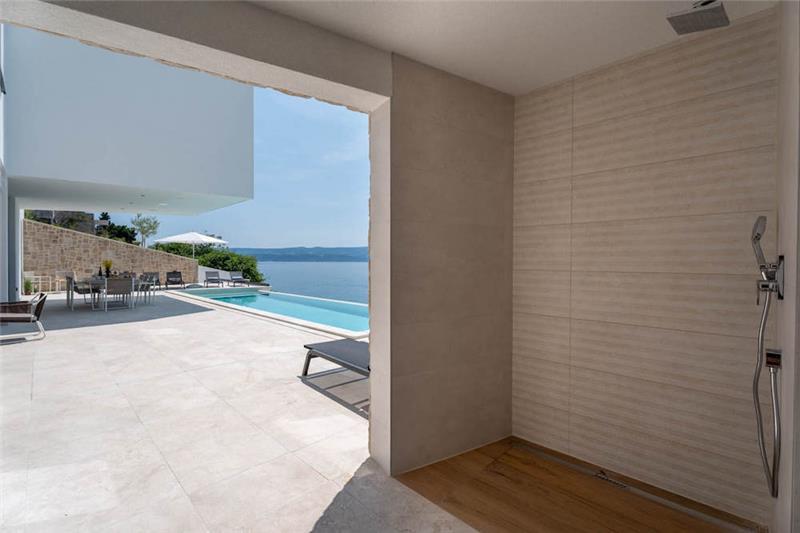 Sea-view villa in Omis, photograph 15